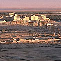 <desc>Palmyra - ruiny starożytnego miasta na środku pustyni</desc>
