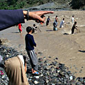 <desc>Catching wood - Muzaffarabad [<link>www.pbase.com/maciekda</link>]</desc>