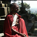 <desc>Żebrak u stóp świątyni Swoyambhunat w Katmandu (wiecej: <link>www.albumwypraw.waw.pl</link>)</desc>