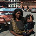 <desc>Nepalka z dzieckiem na Durbar Square w Katmandu (wiecej: <link>www.albumwypraw.waw.pl</link>)</desc>