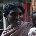 <desc>Matka z dzieckiem na Thamelu w Katmandu (wiecej: <link>www.albumwypraw.waw.pl</link>)</desc>