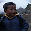 <desc>Dziecko nepalskie w drodze do szkoly (wiecej: <link>www.albumwypraw.waw.pl</link>)</desc>