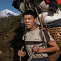 <desc>Nepalski tragarz (wiecej: <link>www.albumwypraw.waw.pl</link>)</desc>