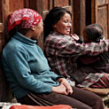 <desc>Nepalki z dzieckiem na progu domu (wiecej: <link>www.albumwypraw.waw.pl</link>)</desc>