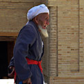 <desc>13.	Pielgrzym w kompleksie Shah-i-Zinda, Samarkanda, fot: Piotr Pyzol Frąckowiak</desc>