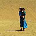<desc>24.	Jurta i jej mieszkanka na pustyni Kyzył-Kum, fot: Piotr Pyzol Frąckowiak</desc>