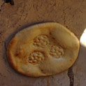 <desc>9.	Wypiek lepioszek, bardzo smacznego chleba, fot: Jurek Hądzlik</desc>