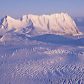 <desc>Spitsbergeńskie lodowce w czołowej partii tworzą gęstą sieć trudnych do przebycia szczelin. [<link>www.arktyka.org.pl</link>]</desc>