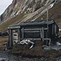<desc>Na Spitsbergenie znajduję się wiele chat będących świadectwem działalności traperów od XVIII do połowy XX w. [<link>www.arktyka.org.pl</link>]</desc>