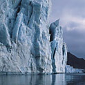 <desc>Spitsbergeńskie lodowce uchodzą do morza kilkudziesięciometrowymi klifami lodowymi. [<link>www.arktyka.org.pl</link>]</desc>