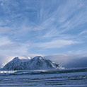 <desc>Błękitne niebo pojawia się niezwykle rzadko nad Spitsbergenem. Dopiero jednak w pogodne dni można w pełni docenić piękno tutejszego krajobrazu. [<link>www.arktyka.org.pl</link>]</desc>