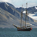 <desc>Historia ekspedycji letnich do Arktyki to historia rozwoju umiejętności żeglowania wśród polarnych lodów. Do dziś rejony te stanowią wyzwanie dla każdego żeglarza. [<link>www.arktyka.org.pl</link>]</desc>