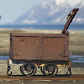 <desc>Spitsbergen jest jak skansen - wagonik i łódź używane do transportu węgla [<link>www.arktyka.org.pl</link>]</desc>