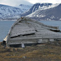 <desc>Resztki łodzi wielorybniczej [<link>www.arktyka.org.pl</link>]</desc>