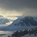<desc>Krajobraz pełen gór i lodowców [<link>www.arktyka.org.pl</link>]</desc>