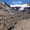 <desc>Ostatnie podejście do bazy... widoczny szczyt to Cuerno  (5400 m)</desc>
