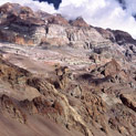 <desc>Widok z bazy na zachodnią ścianę Aconcagua</desc>